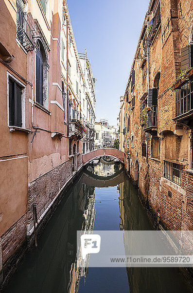 Italien  Veneto  Venedig  Bezirk Cannaregio  Häuserzeile und Brücke