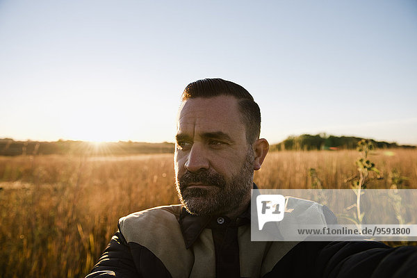 Selbstporträt eines Bauern im Weizenfeld bei Sonnenuntergang  Plattsburg  Missouri  USA