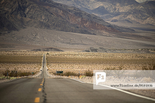 Blick auf den Highway 190  Death Valley National Park  Kalifornien  USA