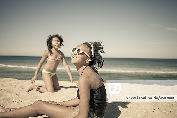 Schwestern spielen am Strand  Truro  Massachusetts  Cape Cod  USA