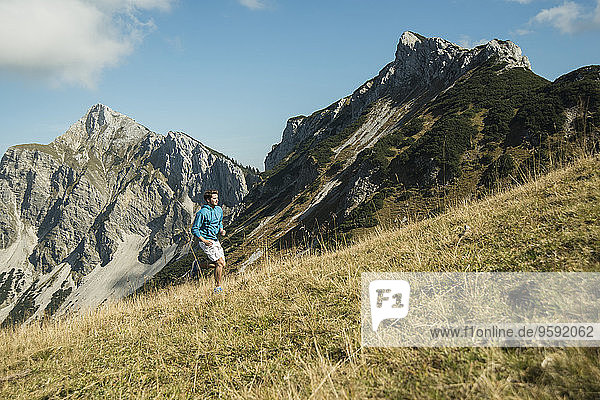 Österreich  Tirol  Tannheimer Tal  junger Mann beim Joggen in den Bergen