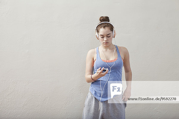 Teenager-Mädchen hört Smartphone-Musik in der Ballettschule