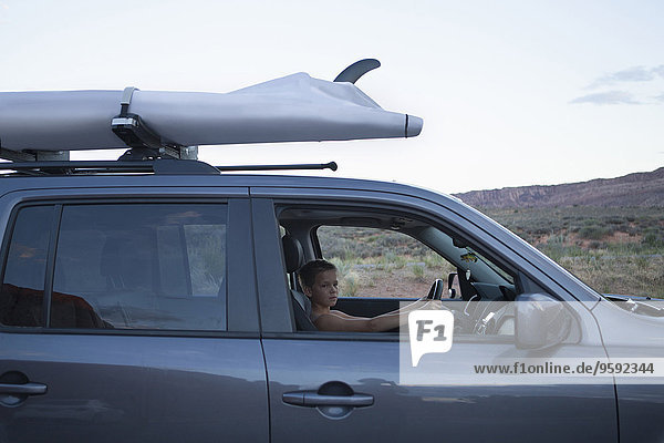 Jugendlicher Junge im Fahrersitz eines Freizeitfahrzeugs  Arches National Park  Moab  Utah  USA