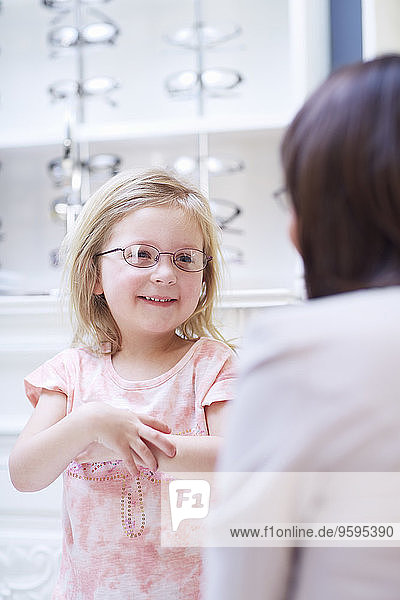 Mädchen beim Optiker beim Anprobieren der Brille