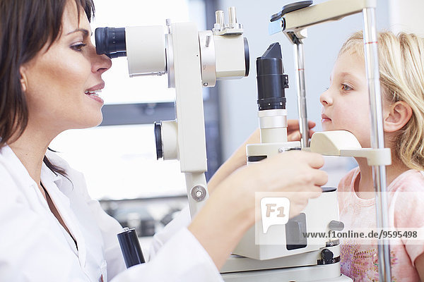 Augenarzt untersucht die Sehkraft des Mädchens