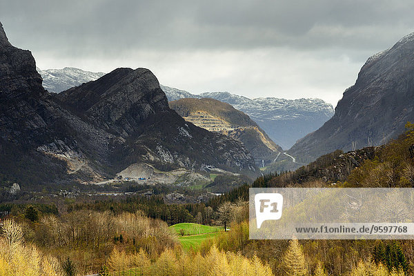 Blick auf das Tal und die fernen Berge  Rogaland County  Norwegen