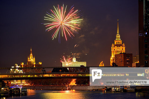 Blick auf Feuerwerk über dem Weißen Haus und Bagrationsbrücke bei Nacht  Moskau  Russland