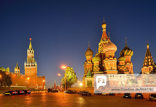 Blick auf den Roten Platz  Kremltürme und Basilius-Kathedrale bei Nacht  Moskau  Russland