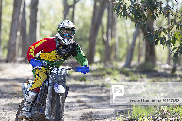 Junger männlicher Motocross-Fahrer im Wald