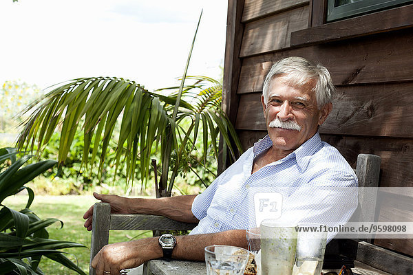Senior-Mann beim Entspannen in der Holzhütte  Raglan  Neuseeland