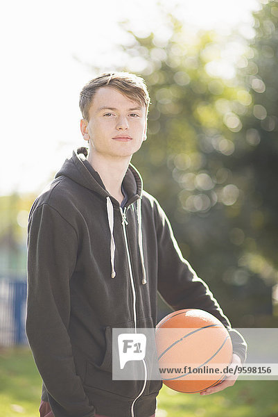 Porträt eines jungen Mannes mit Basketball