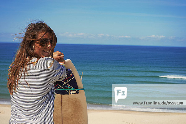 Frau mit Surfbrett am Strand  Lacanau  Frankreich