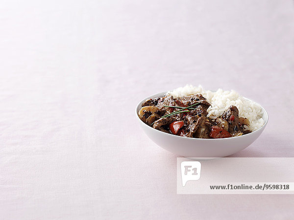 Schüssel Wok gebratenes Rindfleisch in schwarzer Bohnensauce mit gedämpftem Reis