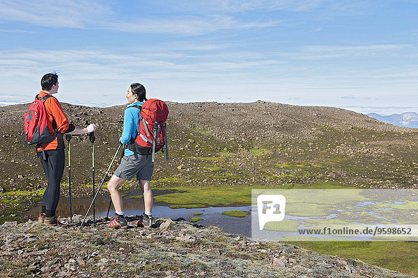 Wanderer mit Blick auf das Dyrfjoll-Gebirge Ostisland Island Island