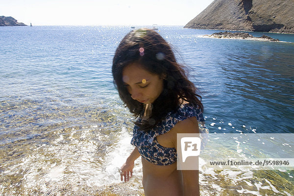 Junge Frau beim Paddeln im Meer  Marseille  Frankreich