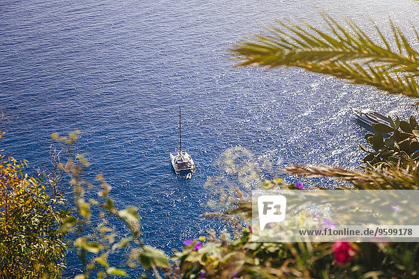 Hochwinkelblick auf Meer und Boot  Capri  Italien