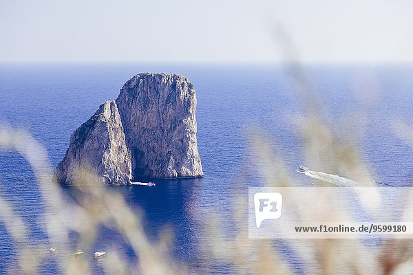 Blick auf Meer und Felsformationen  Capri  Italien
