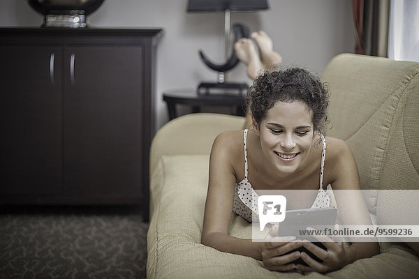 Junge Frau mit digitalem Tablett