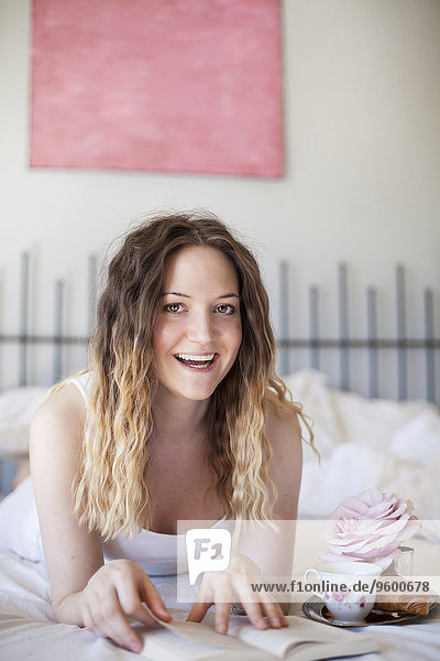 junge Frau junge Frauen lächeln Bett