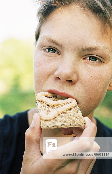 Junge - Person essen essend isst Knäckebrot