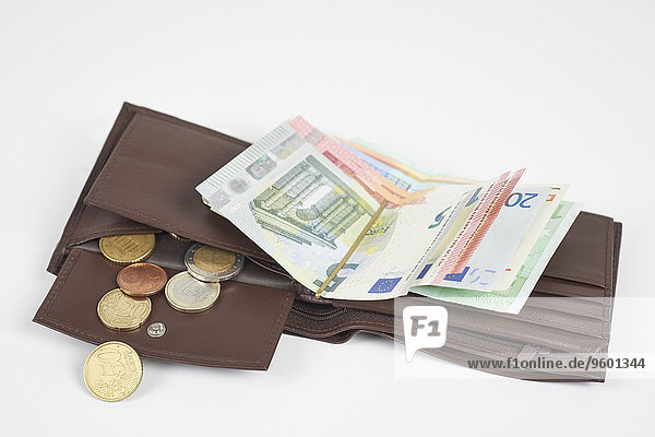 Braune Geldbörse mit Euro Geldscheinen und Münzen