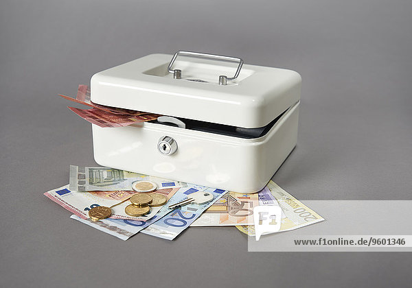 Weiße Geldkassette mit Euro Geldscheinen und Münzen