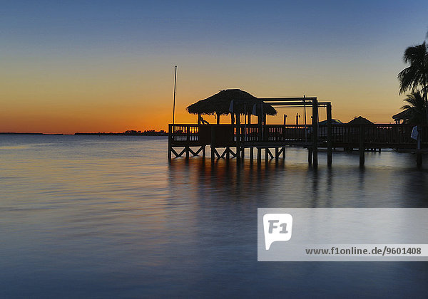 Sonnenuntergang mit Strandpavillon  Cape Coral  Florida  USA