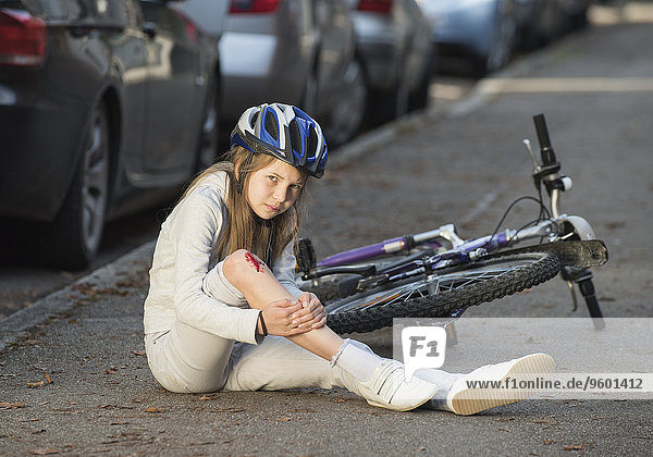 Mädchen mit Verletzung  beim Fahrradfahren