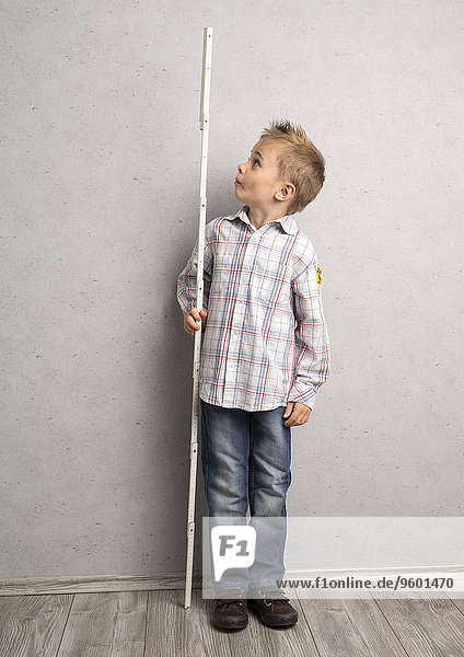 Kleiner Junge mit Meterstab