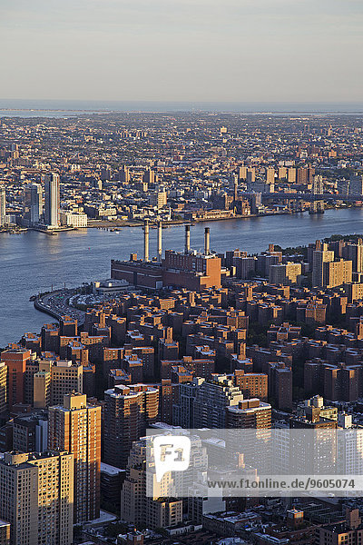 Vereinigte Staaten von Amerika USA New York City Ansicht Luftbild Fernsehantenne Brooklyn East River Manhattan