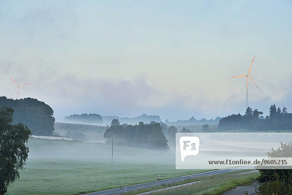 Windturbine,Windrad,Windräder,Landschaftlich schön,landschaftlich reizvoll,Morgen,Agrarland,Nebel,Hintergrund,Ansicht,Bayern,Deutschland,Oberpfalz