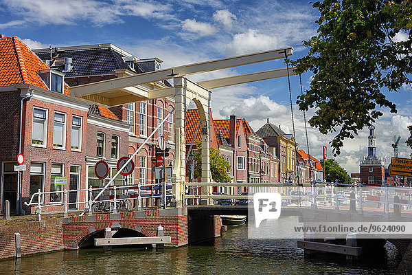 Niederlande  Alkmaar  Townsacpe mit Brücke
