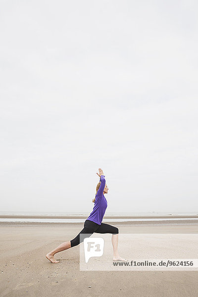 Belgien  Flandern  Frau beim Yoga am Strand