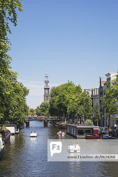 Niederlande  Grafschaft Holland  Amsterdam  Prinsen Kanal und Brücke  Westerkerk im Hintergrund