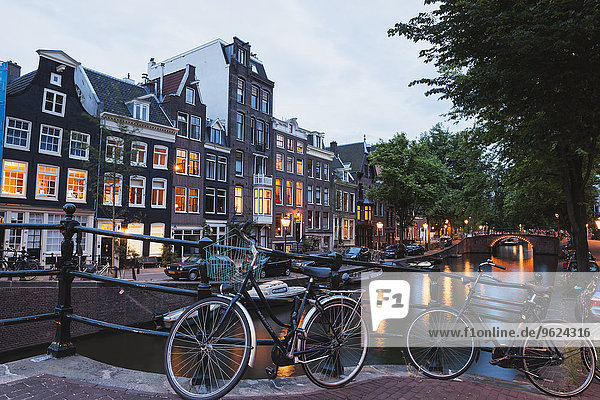 Niederlande  Grafschaft Holland  Amsterdam  Regulierkanal am Abend
