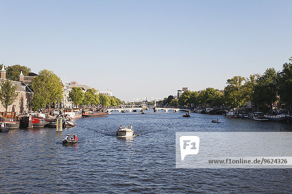 Niederlande  Grafschaft Holland  Amsterdam  Magere Brug  Fluss Amstel mit Booten