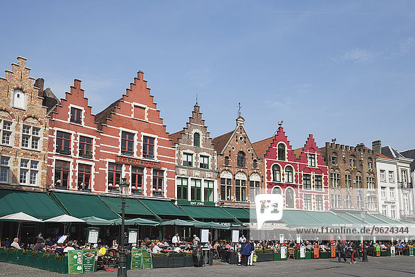 Belgien  Brügge  historisches mittelalterliches Stadtzentrum mit Außengastronomie am Grand Place