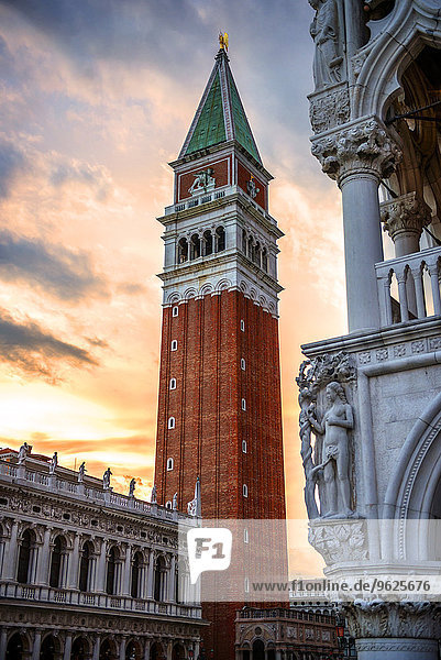 Italien  Venedig  St. Mark's Campanile in der Abenddämmerung