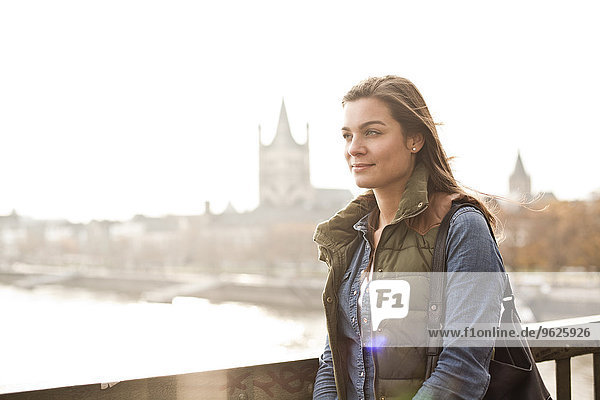 Deutschland  Köln  junge Frau auf der Hohenzollernbrücke