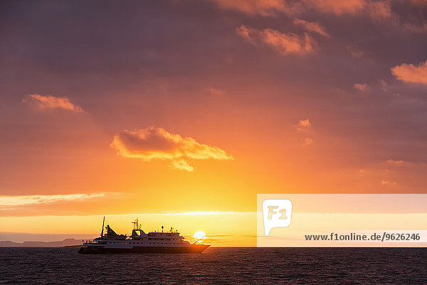 Pazifik,  Galapagosinseln,  Rabida,  Kreuzfahrtschiff bei Sonnenaufgang