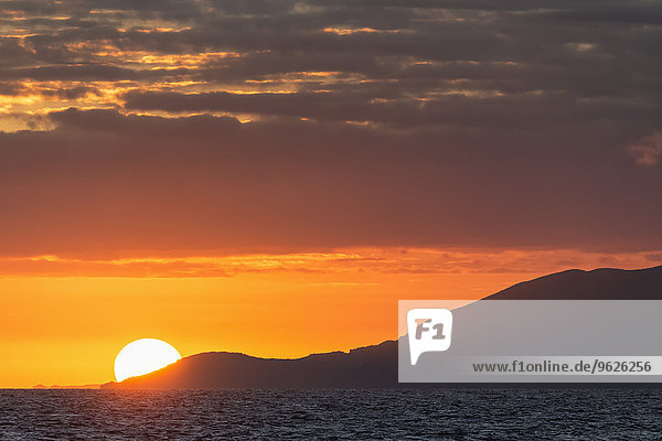 Pazifischer Ozean,  Galapagosinseln,  Sonnenuntergang über Santiago Island