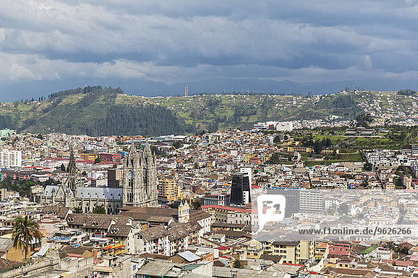 Ecuador  Quito  Stadtbild mit Basilika del Voto Nacional
