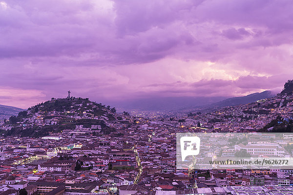Ecuador,  Quito,  Stadtbild mit El Panecillo bei Sonnenuntergang