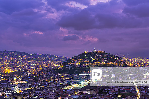 Ecuador, Quito, Stadtbild mit El Panecillo bei Sonnenuntergang