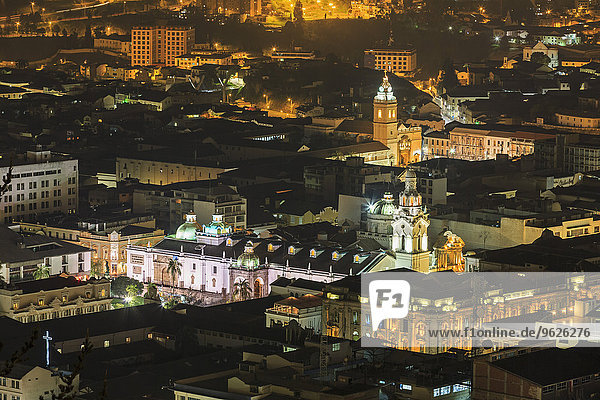 Ecuador  Quito  Altstadt mit Plaza de la Independencia bei Nacht