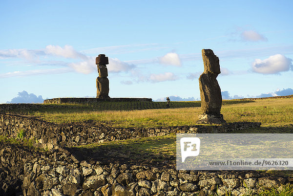 Osterinsel  Hanga Roa  Traveller- und Moai-Steinfiguren im Tahai-Zeremonienkomplex  archäologische Stätte