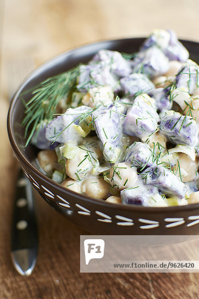 Violetter Kartoffelsalat mit Kichererbsen und Dill