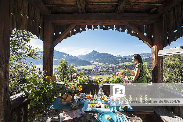 Österreich  Salzburger Land  Altenmarkt-Zauchense  gedeckter Frühstückstisch auf der Veranda des alten Bauernhauses