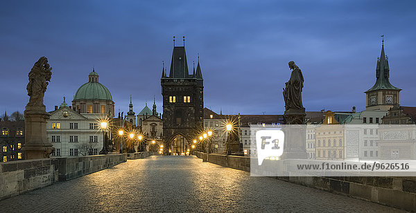 Tschechien  Prag  Karlsbrücke am Abend