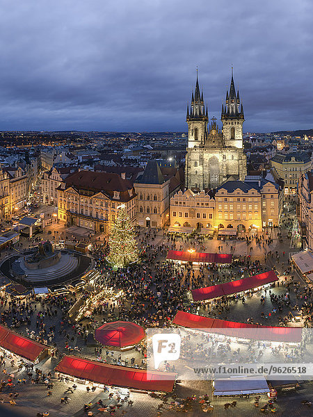 Tschechien  Prag  Blick auf den beleuchteten Weihnachtsmarkt am Altstadtplatz